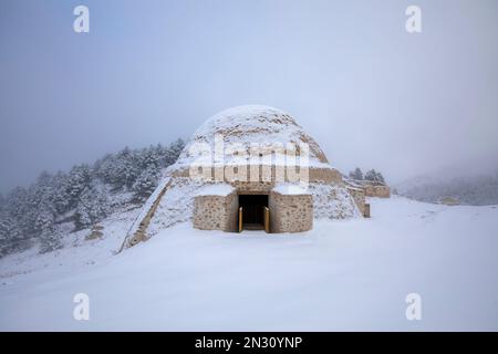 Schneegruben in Sierra Espuna, Region Murcia, Spanien, in einer verschneiten Landschaft. Es handelt sich um mittelalterliche Bauwerke aus Ziegelsteinen, die zur Lagerung von Eis verwendet wurden Stockfoto