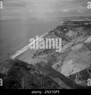 1950er, historisch, Blick von oben auf den Strand und die Küste von Blackgang Chine, Ventor, Isle of Wight, England, Großbritannien. In den letzten Jahrzehnten wurde die Küste erheblich erodiert. Stockfoto