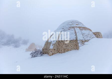 Schneegruben in Sierra Espuna, Region Murcia, Spanien, in einer verschneiten Landschaft. Es handelt sich um mittelalterliche Bauwerke aus Ziegelsteinen, die zur Lagerung von Eis verwendet wurden Stockfoto