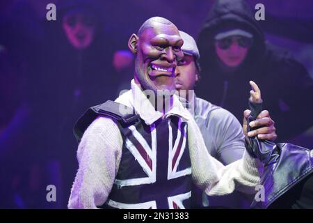 Ein Besetzungsmitglied mit der Puppe von Stormzy tritt auf der Weltpremiere von Idioten Assemble: Spitting Image Savings the World im Birmingham Rep Theatre auf. Foto: Dienstag, 7. Februar 2023. Stockfoto