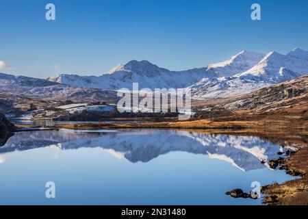 Schneebedeckter Mount Snowdon, reflektiert in Llynnau Mymbyr, Gwynedd, Nordwales Stockfoto