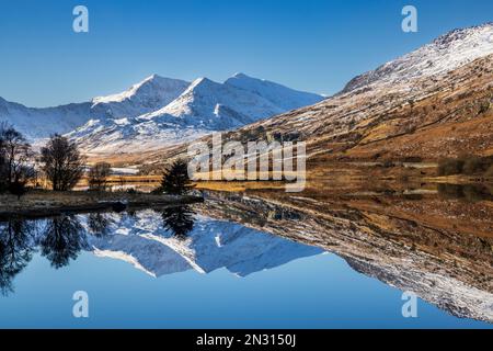 Schneebedeckter Mount Snowdon, reflektiert in Llynnau Mymbyr, Gwynedd, Nordwales Stockfoto