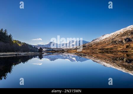 Schneebedeckter Mount Snowdon, reflektiert in Llynnau Mymbyr, Gwynedd, Nordwales Stockfoto