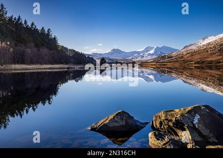 Schneebedeckter Mount Snowdon, reflektiert in Llynnau Mymbyr, Gwynedd, Nordwales Stockfoto