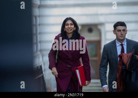 London, England, Großbritannien. 7. Februar 2023. Die Außenministerin DES Innenministeriums SUELLA BRAVERMAN wird in der Downing Street gesehen. (Kreditbild: © Tayfun Salci/ZUMA Press Wire) NUR REDAKTIONELLE VERWENDUNG! Nicht für den kommerziellen GEBRAUCH! Stockfoto