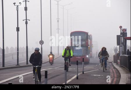 London, England, Großbritannien. 7. Februar 2023. Der Blick auf die London Bridge als dichter Nebel verdeckt Shard und die umliegenden Gebäude. (Kreditbild: © Vuk Valcic/ZUMA Press Wire) NUR REDAKTIONELLE VERWENDUNG! Nicht für den kommerziellen GEBRAUCH! Stockfoto