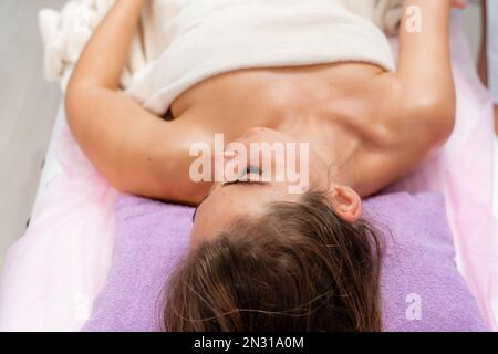 Gesichtsmassage. Eine Frau bekommt eine Massage in einem Schönheitssalon. Nahaufnahme. Stockfoto