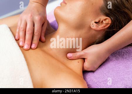 Gesichtsmassage. Eine Frau bekommt eine Massage in einem Schönheitssalon. Nahaufnahme. Stockfoto