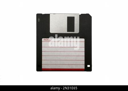 Studioaufnahme einer Diskette aus den 90ern, isoliert auf weißem Hintergrund. Stockfoto