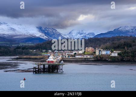 Garth Pier in Bangor über die Menai Strait von Anglesey mit schneebedeckten Snowdonia Mountains im Hintergrund, Gwynedd, North Wales Stockfoto