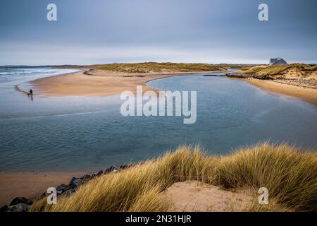 Afon Crigyll und Traeth Crigyll aus den Sanddünen von Rhosneigr auf der Insel Anglesey, Nordwales Stockfoto