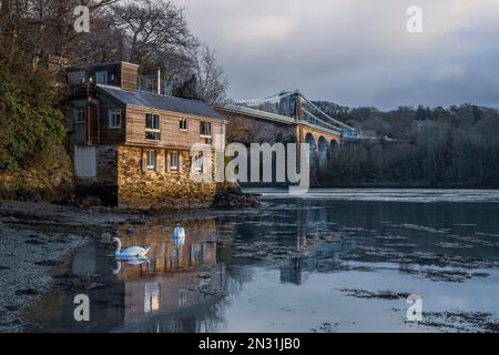 Die Menai-Straße und die Telford-Brücke von der belgischen Promenade im Winter, Anglesey, Nordwales Stockfoto