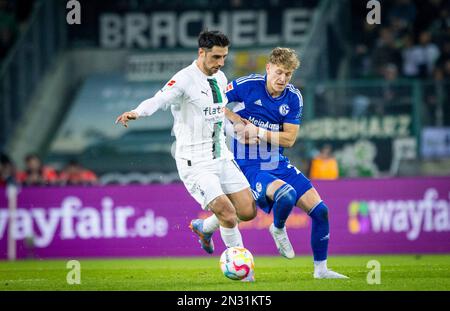 Moenchengladbach, Deutschland. 4. Februar 2023. Lars Stindl (BMG), Tim Skarke (S04) Borussia Mönchengladbach – FC Schalke 04 Bundesliga 04.02.2023 Copyrig Stockfoto