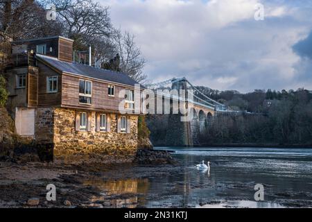 Die Menai-Straße und die Telford-Brücke von der belgischen Promenade im Winter, Anglesey, Nordwales Stockfoto