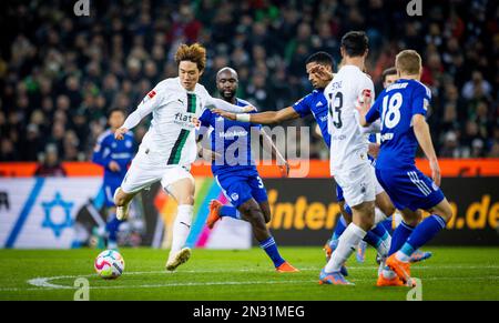 Moenchengladbach, Deutschland. 4. Februar 2023. Ko Itakura (BMG), Eder Balanta (S04), Moritz JENZ (S04) Borussia Mönchengladbach - FC Schalke 04 Bundeslig Stockfoto