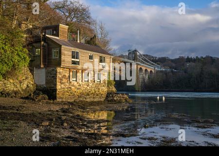 Die Menai-Straße und die Telford-Brücke von der belgischen Promenade im Winter, Anglesey, Nordwales Stockfoto