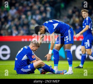 Moenchengladbach, Deutschland. 4. Februar 2023. Simon Terodde (S04), Moritz JENZ (S04) Borussia Mönchengladbach – FC Schalke 04 Bundesliga 04.02.2023 Exemplar Stockfoto