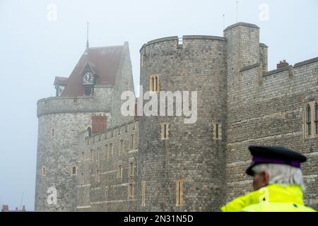Windsor, Berkshire, Großbritannien. 7. Februar 2023. Windsor Castle war heute Morgen in dickem Nebel getarnt. Kredit: Maureen McLean/Alamy Live News Stockfoto