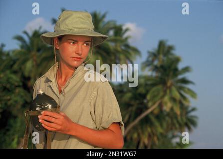Malediven. Junge Frau im Safari-Anzug am tropischen Strand. Stockfoto