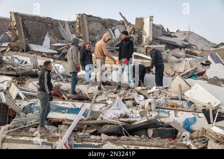 Hatay Antakya, Türkei. 7. Februar 2023. Bürger und Erdbebenopfer nach dem Erdbeben in Hatay Antakya, Türkei. Die Such- und Rettungsbemühungen in den Trümmern der zerstörten Gebäude in Hatay, einen Tag nach den Erdbeben der Ausmaße 7,7 und 7,6, deren Epizentrum sich in den Bezirken Pazarcik und Elbistan von Kahramanmaras befindet, die 10 Provinzen betreffen, werden fortgesetzt. (Kreditbild: © Tolga Ildun/ZUMA Press Wire) NUR REDAKTIONELLE VERWENDUNG! Nicht für den kommerziellen GEBRAUCH! Stockfoto