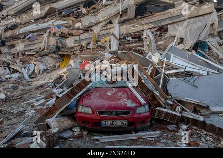 Hatay Antakya, Türkei. 7. Februar 2023. Bürger und Erdbebenopfer nach dem Erdbeben in Hatay Antakya, Türkei. Die Such- und Rettungsbemühungen in den Trümmern der zerstörten Gebäude in Hatay, einen Tag nach den Erdbeben der Ausmaße 7,7 und 7,6, deren Epizentrum sich in den Bezirken Pazarcik und Elbistan von Kahramanmaras befindet, die 10 Provinzen betreffen, werden fortgesetzt. (Kreditbild: © Tolga Ildun/ZUMA Press Wire) NUR REDAKTIONELLE VERWENDUNG! Nicht für den kommerziellen GEBRAUCH! Stockfoto