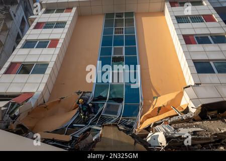 Hatay Antakya, Türkei. 7. Februar 2023. Bürger und Erdbebenopfer nach dem Erdbeben in Hatay Antakya, Türkei. Die Such- und Rettungsbemühungen in den Trümmern der zerstörten Gebäude in Hatay, einen Tag nach den Erdbeben der Ausmaße 7,7 und 7,6, deren Epizentrum sich in den Bezirken Pazarcik und Elbistan von Kahramanmaras befindet, die 10 Provinzen betreffen, werden fortgesetzt. (Kreditbild: © Tolga Ildun/ZUMA Press Wire) NUR REDAKTIONELLE VERWENDUNG! Nicht für den kommerziellen GEBRAUCH! Stockfoto