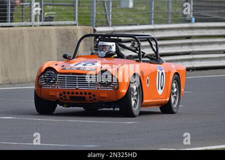 David Bailey, Triumph TR4, Adams und Page Swinging Sixties, Gruppe 2, Autos über 2000cc, aufgeteilt in 6 Klassen G bis I, ein vierzigminütiges Rennen mit der Operation Stockfoto