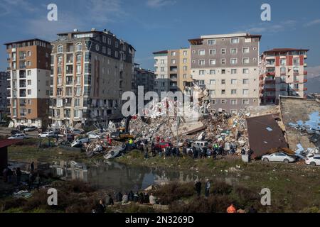 Hatay Antakya, Türkei. 7. Februar 2023. Bürger und Erdbebenopfer nach dem Erdbeben in Hatay Antakya, Türkei. Die Such- und Rettungsbemühungen in den Trümmern der zerstörten Gebäude in Hatay, einen Tag nach den Erdbeben der Ausmaße 7,7 und 7,6, deren Epizentrum sich in den Bezirken Pazarcik und Elbistan von Kahramanmaras befindet, die 10 Provinzen betreffen, werden fortgesetzt. (Kreditbild: © Tolga Ildun/ZUMA Press Wire) NUR REDAKTIONELLE VERWENDUNG! Nicht für den kommerziellen GEBRAUCH! Stockfoto