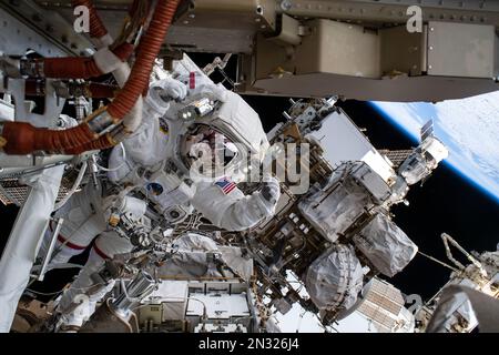 ISS - 02. Februar 2023 - NASA Astronaut und Expedition 68 Flugingenieurin Nicole Mann ist in ihrer Extravehicle Mobility Unit, oder Space-Uit, d, abgebildet Stockfoto