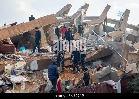 Hatay Antakya, Türkei. 7. Februar 2023. Bürger und Erdbebenopfer nach dem Erdbeben in Hatay Antakya, Türkei. Die Such- und Rettungsbemühungen in den Trümmern der zerstörten Gebäude in Hatay, einen Tag nach den Erdbeben der Ausmaße 7,7 und 7,6, deren Epizentrum sich in den Bezirken Pazarcik und Elbistan von Kahramanmaras befindet, die 10 Provinzen betreffen, werden fortgesetzt. (Kreditbild: © Tolga Ildun/ZUMA Press Wire) NUR REDAKTIONELLE VERWENDUNG! Nicht für den kommerziellen GEBRAUCH! Stockfoto