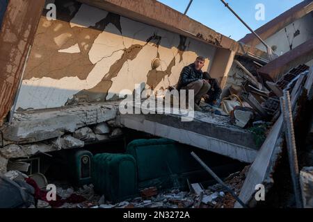 Hatay Antakya, Türkei. 7. Februar 2023. Bürger und Erdbebenopfer nach dem Erdbeben in Hatay Antakya, Türkei. Die Such- und Rettungsbemühungen in den Trümmern der zerstörten Gebäude in Hatay, einen Tag nach den Erdbeben der Ausmaße 7,7 und 7,6, deren Epizentrum sich in den Bezirken Pazarcik und Elbistan von Kahramanmaras befindet, die 10 Provinzen betreffen, werden fortgesetzt. (Kreditbild: © Tolga Ildun/ZUMA Press Wire) NUR REDAKTIONELLE VERWENDUNG! Nicht für den kommerziellen GEBRAUCH! Stockfoto