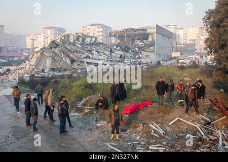 Hatay Antakya, Türkei. 7. Februar 2023. Bürger und Erdbebenopfer nach dem Erdbeben in Hatay Antakya, Türkei. Die Such- und Rettungsbemühungen in den Trümmern der zerstörten Gebäude in Hatay, einen Tag nach den Erdbeben der Ausmaße 7,7 und 7,6, deren Epizentrum sich in den Bezirken Pazarcik und Elbistan von Kahramanmaras befindet, die 10 Provinzen betreffen, werden fortgesetzt. (Kreditbild: © Tolga Ildun/ZUMA Press Wire) NUR REDAKTIONELLE VERWENDUNG! Nicht für den kommerziellen GEBRAUCH! Stockfoto