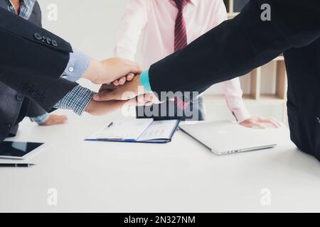Konzept der Teamarbeit: Nahaufnahmen der Hände Business Team Einheit angezeigt, mit ihren Händen zusammen. Stockfoto