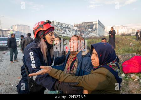 Hatay Antakya, Türkei. 7. Februar 2023. Bürger und Erdbebenopfer nach dem Erdbeben in Hatay Antakya, Türkei. Die Such- und Rettungsbemühungen in den Trümmern der zerstörten Gebäude in Hatay, einen Tag nach den Erdbeben der Ausmaße 7,7 und 7,6, deren Epizentrum sich in den Bezirken Pazarcik und Elbistan von Kahramanmaras befindet, die 10 Provinzen betreffen, werden fortgesetzt. (Kreditbild: © Tolga Ildun/ZUMA Press Wire) NUR REDAKTIONELLE VERWENDUNG! Nicht für den kommerziellen GEBRAUCH! Stockfoto