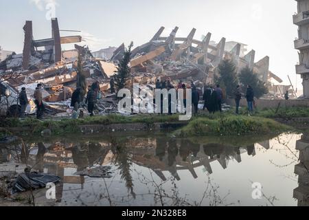 Hatay Antakya, Türkei. 7. Februar 2023. Bürger und Erdbebenopfer nach dem Erdbeben in Hatay Antakya, Türkei. Die Such- und Rettungsbemühungen in den Trümmern der zerstörten Gebäude in Hatay, einen Tag nach den Erdbeben der Ausmaße 7,7 und 7,6, deren Epizentrum sich in den Bezirken Pazarcik und Elbistan von Kahramanmaras befindet, die 10 Provinzen betreffen, werden fortgesetzt. (Kreditbild: © Tolga Ildun/ZUMA Press Wire) NUR REDAKTIONELLE VERWENDUNG! Nicht für den kommerziellen GEBRAUCH! Stockfoto