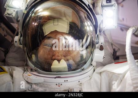 ISS - 02. Februar 2023 - Expedition 68 Flugingenieur Koichi Wakata von der Japan Aerospace Exploration Agency (JAXA) richtet die Kamera auf sich selbst. Stockfoto