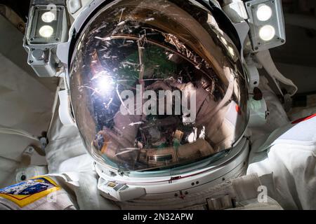 ISS - 02. Februar 2023 - Expedition 68 Flugingenieur Koichi Wakata von der Japan Aerospace Exploration Agency (JAXA) richtet die Kamera auf sich selbst. Stockfoto