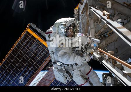 ISS - 02. Februar 2023 - NASA Astronaut und Expedition 68 Flugingenieurin Nicole Mann ist in ihrer Extravehicle Mobility Unit, oder Space-Uit, d, abgebildet Stockfoto