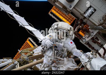 ISS - 02. Februar 2023 - Expedition 68 Flugingenieur Koichi Wakata von der Japan Aerospace Exploration Agency (JAXA) ist in seinem Extravehicle abgebildet Stockfoto