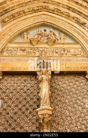 Details der unberührten Skulptur Madona de Parte Luz im Aposteltor der gotischen Kirche Santa Maria la Mayor in Morella (Maestrazgo, Castellón) Stockfoto