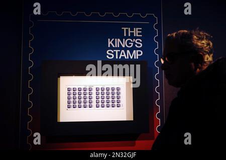 Eines der ersten Blätter der endgültigen Briefmarke der 1. Klasse mit König Karl III. Wird im Postmuseum im Zentrum von London ausgestellt, bevor sie später in diesem Jahr in Umlauf gebracht werden. Das Bild des Königs, das ihn nach links zeigt, ist eine angepasste Version des Porträts, das Martin Jennings für die königliche Münzprägeanstalt für die Gegenseite der neuen britischen Münze geschaffen hat. Foto: Dienstag, 7. Februar 2023. Stockfoto