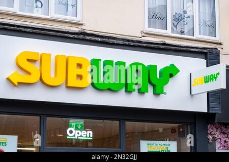 Nahaufnahme des U-Bahn-Schilds mit Logo an der Außenwand von Großbritannien Stockfoto