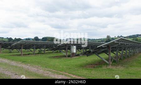 Rückansicht der Arrays von Solarpaneelen, die auf einem Bauernhof in East Devon, Großbritannien, installiert sind und das nationale Netz mit Strom versorgen Stockfoto