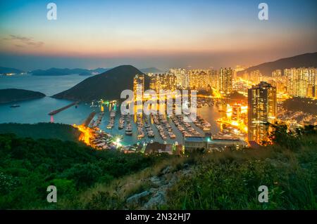 Ein Luftblick auf den Hafen von Aberdeen, umgeben von Gebäuden in Hongkong Stockfoto