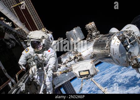 ISS - 02. Februar 2023 - Expedition 68 Flugingenieur Koichi Wakata von der Japan Aerospace Exploration Agency (JAXA) ist in seinem Extravehicle abgebildet Stockfoto