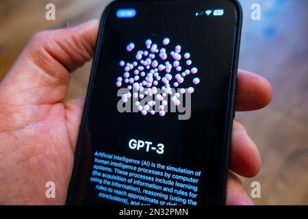 Das GPT-3-Logo des künstlichen Intelligenz-Systems wird auf dem Bildschirm des Mobiltelefons angezeigt Stockfoto