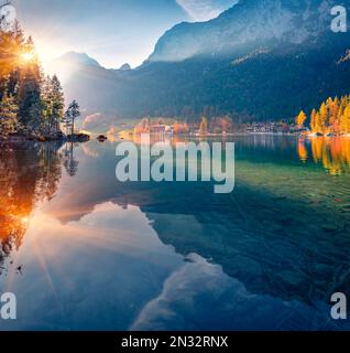 Wunderschöne Herbstlandschaft. Sonnenaufgang am Hintersee. Herrlicher Blick auf die Bayerischen Alpen an der österreichischen Grenze, Deutschland, Europa. Schönheit der Natur c Stockfoto
