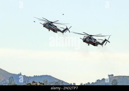 13. Marine Expeditionary Unit Helikopter in einer militärischen Trainingsübung auf einer Dirt-Landebahn, Fort Hunter Liggett, Kalifornien. Stockfoto