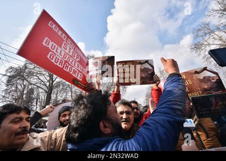 7. Februar 2023, Srinagar, Jammu und Kaschmir, Indien: Mitglieder der Demokratischen Volkspartei (PDP) werden während des Protests gegen Landräumungsaktionen mit lauter Schlagworten gesehen. (Kreditbild: © Mubashir Hassan/Pacific Press via ZUMA Press Wire) NUR REDAKTIONELLE VERWENDUNG! Nicht für den kommerziellen GEBRAUCH! Stockfoto