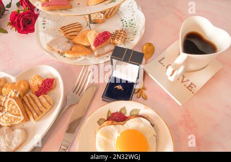 Valentinstag Frühstück herzförmiges Essen Stockfoto